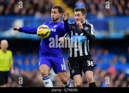 Calcio - Barclays Premier League - Chelsea / Newcastle United - Stamford Bridge. Paul Dummettt (a destra) e Eden Hazard (a sinistra) di Newcastle United combattono per la palla Foto Stock