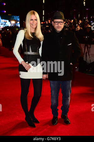 Claudia Schiffer e Matthew Vaughn partecipano alla prima mondiale di Kingsman: The Secret Service all'Odeon Leicester Square, Londra. Foto Stock