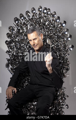 URI Geller si siede su un trono di cucchiai ispirati allo show televisivo Game of Thrones, creato appositamente da Kellogg's per lanciare l'ultima promozione pack del marchio, dove puoi richiedere un cucchiaio gratuito e personalizzato. Foto Stock