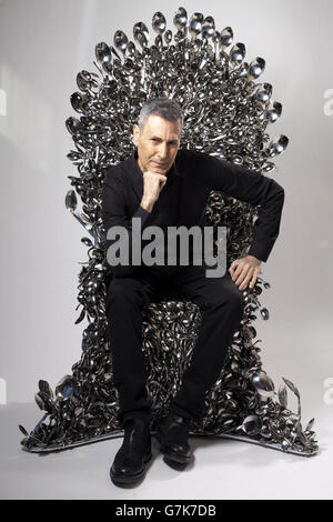 URI Geller si siede su un trono di cucchiai ispirati allo show televisivo Game of Thrones, creato appositamente da Kellogg's per lanciare l'ultima promozione pack del marchio, dove puoi richiedere un cucchiaio gratuito e personalizzato. Foto Stock