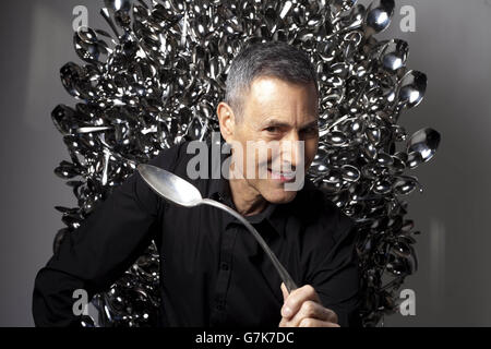 URI Geller si siede su un trono di cucchiai ispirati allo show televisivo Game of Thrones, creato appositamente da Kellogg's per lanciare l'ultima promozione pack del marchio, dove puoi richiedere un cucchiaio gratuito e personalizzato. Foto Stock