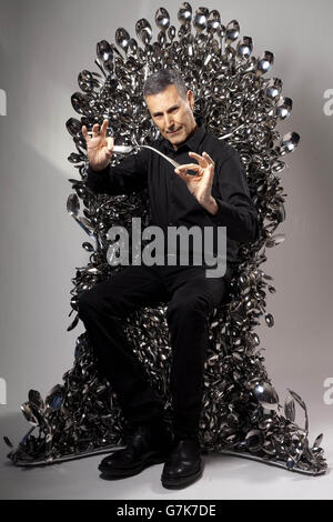 URI Geller si siede su un trono di cucchiai ispirati allo show televisivo Game of Thrones, creato appositamente da Kellogg's per lanciare l'ultima promozione pack del marchio, dove puoi richiedere un cucchiaio gratuito e personalizzato. Foto Stock