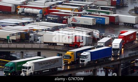 Gli autocarri si accodano per imbarcarsi sui traghetti al porto di dover a Kent, dato che il maltempo continua a ritardare gli attraversamenti dei traghetti attraverso la Manica. Foto Stock