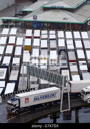 Gli autocarri si accodano per imbarcarsi sui traghetti al porto di dover a Kent, dato che il maltempo continua a ritardare gli attraversamenti dei traghetti attraverso la Manica. Foto Stock