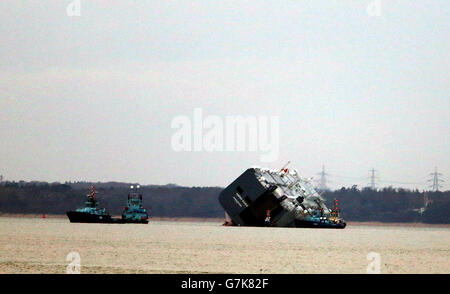 La carrier hoegh Osaka ha iniziato a pompare acqua dalla nave che è stata bloccata accanto a una corsia di trasporto trafficata, contribuendo a ridurre leggermente la sua lista. PREMERE ASSOCIAZIONE foto. Data di emissione: Sabato 17 gennaio 2015. I forti venti hanno causato ritardi nell'operazione di recupero per pompare acqua dall'Osaka Hoegh e rinvigorirla. La nave da 51,000 tonnellate, che ha un carico di 1,400 automobili e 105 pezzi di attrezzature da costruzione, è stata spianata deliberatamente su Bramble Bank Sandbank, vicino a Southampton, il 3 gennaio dopo che ha iniziato a listare come ha lasciato il porto di Hampshire. Ha galleggiato liberamente Foto Stock