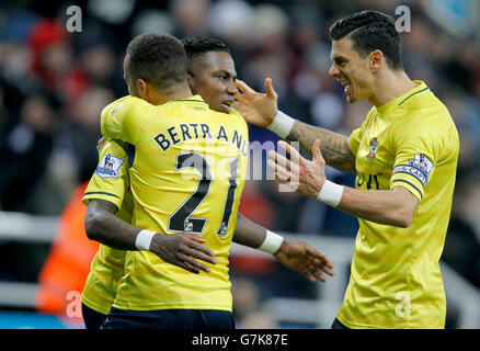 Eljero Elia di Southampton (al centro) celebra il secondo gol della partita insieme ai compagni di squadra Ryan Bertrand (a sinistra) e Jose Fonte (a destra) durante la partita della Barclays Premier League a St James' Park, Newcastle. Foto Stock