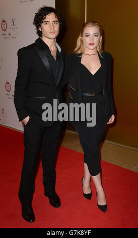 Toby Sebastian e Florence Pugh partecipano ai London Critics' Circle Film Awards al May Fair Hotel, nel centro di Londra. Foto Stock