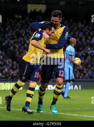 L'Arsenal's Santi Cazorla (a sinistra) celebra il suo primo gol al fianco durante la partita della Barclays Premier League all'Etihad Stadium di Manchester. Foto Stock