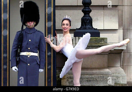 Simone Clarke, che gioca la Fata di zucchero prugna nella produzione natalizia del Nutcracker per il Balletto Nazionale Inglese Foto Stock