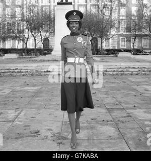 La sig.ra Bermuda Donna Louise Wright, 22 anni, si disputerà nel concorso Miss World presso la Royal Albert Hall. Indossa un abito in stile uniforme del reggimento Bermuda, in onore della visita della principessa Margherita al Reggimento. Foto Stock