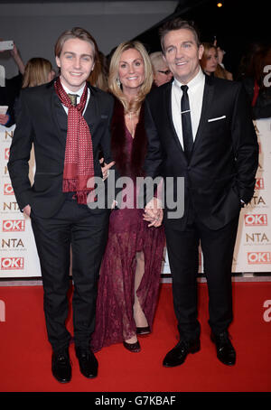 Bradley Walsh e sua moglie Donna con il loro figlio Barney arrivarono per il 2015 National Television Awards alla O2 Arena di Londra. Foto Stock