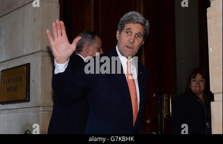 Il Segretario di Stato americano John Kerry arriva alla Lancaster House di Londra per partecipare alla riunione di un giorno dello Small Group of the Global Coalition to Counter ISIL, ospitata dal Ministro degli esteri britannico Philip Hammond. Foto Stock