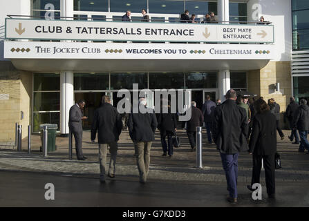 Corse ippiche - Festival Trials Day - Ippodromo di Cheltenham. I corridori arrivano all'ippodromo di Cheltenham Foto Stock