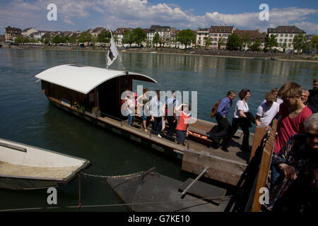 Basel straddles the Rhine at the river's farthest navigable point.  Passengers can cross it in a "Fahrimaa," a wooden ferry boat Foto Stock