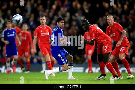 Diego Costa di Chelsea (a sinistra) perde una chance sul gol mentre Mamadou Sakho di Liverpool schiarisce durante la semi-finale della Capital One Cup, la seconda partita a Stamford Bridge, Londra. PREMERE ASSOCIAZIONE foto. Data immagine: Martedì 27 gennaio 2015. Vedi la storia di PA: CALCIO Chelsea. Il credito fotografico dovrebbe essere: Nick Potts/PA Wire. RESTRIZIONI: Massimo 45 immagini durante un confronto. Nessuna emulazione video o promozione come "live". Nessun utilizzo in giochi, concorsi, merchandising, scommesse o servizi di club/giocatore singolo. Nessun utilizzo con audio, video, dati, partite o club/campionato non ufficiali Foto Stock