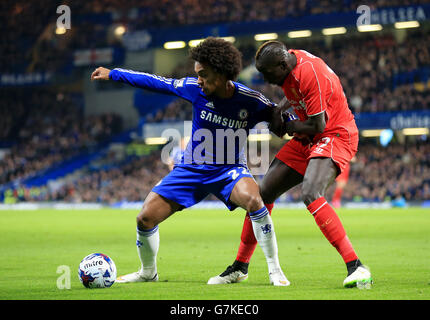 Willian di Chelsea (a sinistra) e Mamadou Sakho di Liverpool combattono per la palla durante la semi-finale della Capital One Cup, seconda tappa a Stamford Bridge, Londra. PREMERE ASSOCIAZIONE foto. Data immagine: Martedì 27 gennaio 2015. Vedi la storia di PA: CALCIO Chelsea. Il credito fotografico dovrebbe essere: Nick Potts/PA Wire. RESTRIZIONI: Massimo 45 immagini durante un confronto. Nessuna emulazione video o promozione come "live". Nessun utilizzo in giochi, concorsi, merchandising, scommesse o servizi di club/giocatore singolo. Nessun utilizzo con audio, video, dati, partite o club/campionato non ufficiali Foto Stock