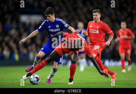 L'Oscar di Chelsea (a sinistra) e Mamadou Sakho di Liverpool combattono per la palla durante la semi-finale della Capital One Cup, seconda tappa a Stamford Bridge, Londra. PREMERE ASSOCIAZIONE foto. Data immagine: Martedì 27 gennaio 2015. Vedi la storia di PA: CALCIO Chelsea. Il credito fotografico dovrebbe essere: Nick Potts/PA Wire. Nessun utilizzo con audio, video, dati, partite o club/campionato non ufficiali Foto Stock