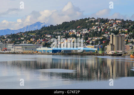 Vista della città di Tromsø con la nave arriva al porto. La Norvegia. Foto Stock