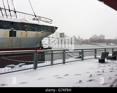 Al South Street Seaport.benchè fosse stato chiamato life-threatening, l'inizio della tempesta invernale Juno si è rivelato meno pericoloso per i newyorkesi di quanto previsto il 26 e 27 gennaio 2015. Martedì, il quartiere finanziario di Manhattan è stato rivestito con un sottile strato di polvere, fotografato sopra su Fulton Street, presso il porto di South Street, e Nassau Street. Circa 28 pollici di accumulazione sono stati documentati su Long Island; circa 8 pollici in Central Park; E 11 pollici all'aeroporto di LaGuardia, secondo il Weather Channel.Massachusetts ha visto la neve che si accumola alto, con parti di Framingham alzarsi Foto Stock