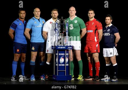 Capitano d'Irlanda Paul o'Connell (terza a destra), capitano di Francia Thierry Dusautoir (sinistra), capitano d'Inghilterra Chris Robshaw (terza a sinistra), capitano d'Italia Sergio Parisse (seconda a sinistra), capitano del Galles Sam Warburton (seconda a destra) E il capitano della Scozia Greig Laidlaw (a destra) posano con il nuovo trofeo delle 6 Nazioni durante il lancio della RBS Six Nations all'Hurlingham Club di Londra. Foto Stock