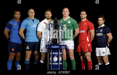 Capitano d'Irlanda Paul o'Connell (terza a destra), capitano di Francia Thierry Dusautoir (sinistra), capitano d'Inghilterra Chris Robshaw (terza a sinistra), capitano d'Italia Sergio Parisse (seconda a sinistra), capitano del Galles Sam Warburton (seconda a destra) E il capitano della Scozia Greig Laidlaw (a destra) posano con il nuovo trofeo delle 6 Nazioni durante il lancio della RBS Six Nations all'Hurlingham Club di Londra. Foto Stock