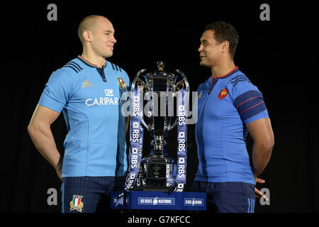 Il capitano italiano Sergio Parisse (a sinistra) e il capitano francese Thierry Dusautoir si mettono in posa con il nuovo Trofeo 6 Nazioni durante il lancio della RBS Six Nations all'Hurlingham Club di Londra. Foto Stock