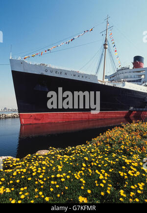 La RMS Queen Mary che ha iniziato a trasportare i passeggeri in 1936 come transatlantic ocean liner è ora ormeggiata permanentemente come un hotel galleggiante nel porto di Long Beach in California del Sud, Stati Uniti d'America. La leggendaria nave realizzati 1.000 valichi di frontiera del Nord Atlantico prima di essere ritirato a Long Beach nel 1967. Oggi l'hotel gli ospiti hanno la scelta tra il lusso della camicia 355 originale di prima classe cabine e suites, così come i suoi ristoranti e bar. Foto Stock