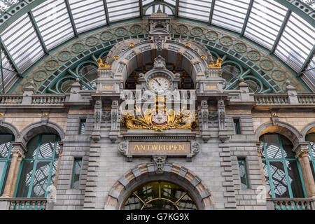 Sala principale con orologio e cityname 'Antwerpen' e 'olandese uscire dall'sign di famosi art deco stazione di Anversa, Belgio Foto Stock