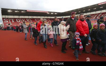 700 i fan di Stoke City prendono parte a una "marcia dei Matthews" in memoria dell'ex giocatore di Stoke City Sir Stanley Matthews allo stadio Britannia. Matthews avrebbe avuto 100 anni domani. Foto Stock