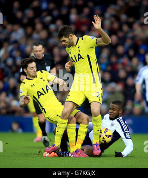 West Bromwich Albion's Victor Anichebe combatte per la palla con Ryan Mason di Tottenham Hotspur (a sinistra) e Federico Fazio (a destra) durante la partita della Barclays Premier League all'Hawthornes, Birmingham. Foto Stock