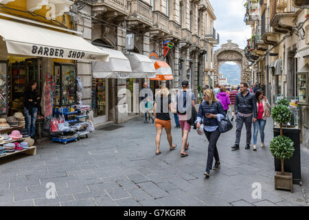 I turisti lo shopping nella strada principale Corso Umberto di Taormina sull'isola di Sicilia, Italia Foto Stock
