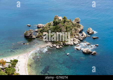 Vista aerea di isola e Isola Bella spiaggia del Mare Mediterraneo a Taormina, Sicilia, Italia Foto Stock