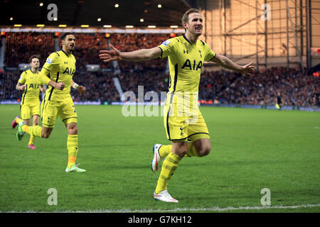 Harry Kane di Tottenham Hotspur celebra il suo terzo gol al fianco durante la partita della Barclays Premier League presso l'Hawthornes, Birmingham. Foto Stock