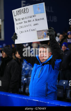 Un fan ha in mano un cartello relativo a Frank Lampard di Manchester City prima della partita della Barclays Premier League a Stamford Bridge, Londra. PREMERE ASSOCIAZIONE foto. Data immagine: Sabato 31 gennaio 2015. Vedi PA storia CALCIO Chelsea. Il credito fotografico dovrebbe essere: Mike Egerton/PA Wire. Foto Stock