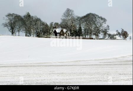 Una casa vicino Guildtown è coperta di neve, come la neve porta fresco disgregazione in alcune parti del Regno Unito. Foto Stock