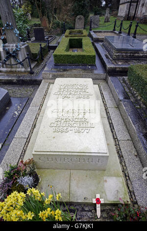 La tomba di Sir Winston Churchill nella chiesa di St. Martin a Bladon, Oxfordshire. Foto Stock