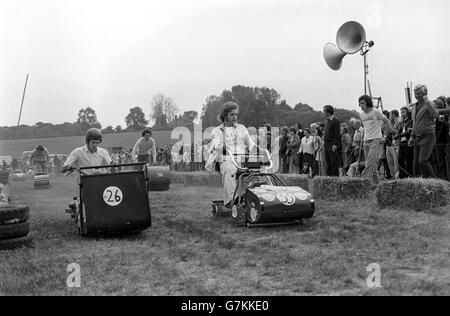 Azione da parte del Lawn Mower Racing, dove i concorrenti si gareggono su tosaerba modificati. Foto Stock