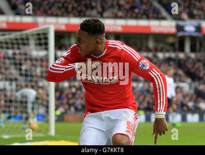 Il Britt Assombalonga di Nottingham Forest celebra il suo primo gol al fianco del gioco Foto Stock