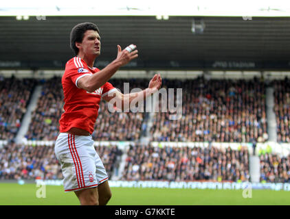 Eric Lichaj di Nottingham Forest festeggia dopo i punteggi del compagno di squadra Britt Assombalonga i suoi lati primo obiettivo del gioco Foto Stock