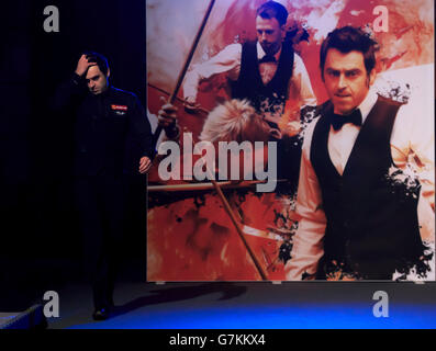 Ronnie o'Sullivan esce per l'ultimo fotogramma della sessione dopo una pausa in gioco durante la sua partita contro Neil Robertson durante il settimo giorno dei 2015 Dafabet Masters ad Alexandra Palace, Londra. Foto Stock