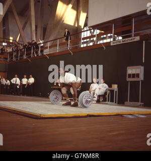 Louis Martin in azione durante un evento di sollevamento pesi a Londra intorno al 1965. Louis Martin rappresentò la Gran Bretagna ai Giochi Olimpici del 1960 e del 1964, avendo rappresentato la Giamaica ai Giochi del Commonwealth del 1958. Foto Stock