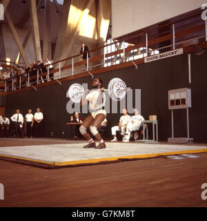 Louis Martin in azione durante un evento di sollevamento pesi a Londra intorno al 1965. Louis Martin rappresentò la Gran Bretagna ai Giochi Olimpici del 1960 e del 1964, avendo rappresentato la Giamaica ai Giochi del Commonwealth del 1958. Foto Stock