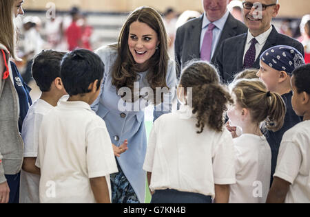 La Duchessa di Cambridge parla con i bambini delle scuole locali durante la sua visita al Centro Ricreativo di Kensington, dove ha anche visitato le strutture e guardato gruppi di bambini delle scuole primarie vicine nella principale sala sportiva giocando a giochi. Foto Stock