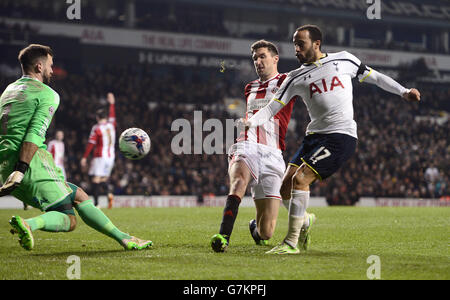 Andros Townsend di Tottenham Hotspur (a destra) prova un colpo al portiere dello Sheffield United Mark Howard (a sinistra) sotto la sfida di Chris Basham di Sheffield United. Foto Stock