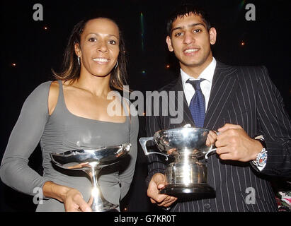 L'atleta inglese Kelly Holmes con il suo premio sportivo dell'anno e il pugile Amir Khan (a destra) medaglia d'argento olimpica con il suo premio internazionale per i nuovi arrivati. Foto Stock