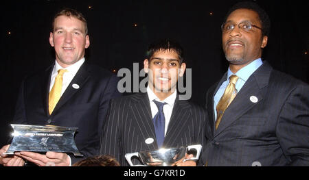 Il vogatore olimpico Matthew Pinsent (a sinistra) con il suo sportivo dell'anno e il pugile olimpico Amir Khan (al centro) con il suo miglior stand premio internazionale per i nuovi arrivati con l'ex pugile super-middleweight Michael Watson. Foto Stock