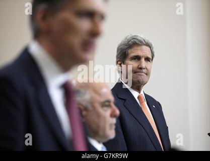 Il Segretario di Stato americano John Kerry (destra) fa gesti durante una conferenza stampa con il Segretario agli Esteri Philip Hammond (sinistra) e il primo Ministro iracheno Haider al-Abadi presso l'Ufficio degli Esteri e del Commonwealth di Londra. PREMERE ASSOCIAZIONE foto. Data immagine: Giovedì 22 gennaio 2015. Vedi PA storia POLITICA Iraq. Il credito fotografico dovrebbe leggere: Stefan Wermuth/PA Wire parla durante una conferenza stampa presso l'ufficio degli esteri e del Commonwealth di Londra. PREMERE ASSOCIAZIONE foto. Data immagine: Giovedì 22 gennaio 2015. Vedi PA storia POLITICA Iraq. Il credito fotografico dovrebbe essere: Stefan Wermuth/PA Wire Foto Stock