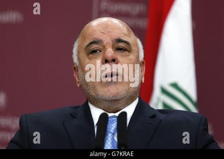 Il primo ministro iracheno Haider al-Abadi parla durante una conferenza stampa presso l'ufficio degli esteri e del Commonwealth di Londra. Foto Stock