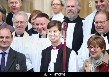 Il Rev Libby Lane (centro) dopo un servizio a York Minster, York, dove è stata consacrata come ottavo Vescovo di Stockport. Foto Stock