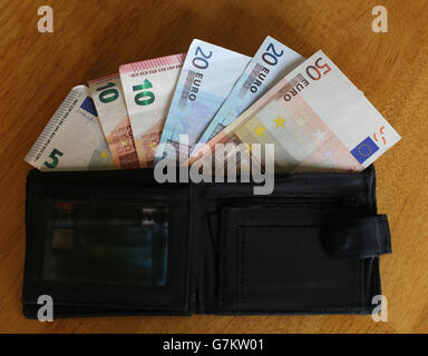 Foto di cinquanta, venti, dieci e cinque banconote in euro in un portafoglio. Foto Stock